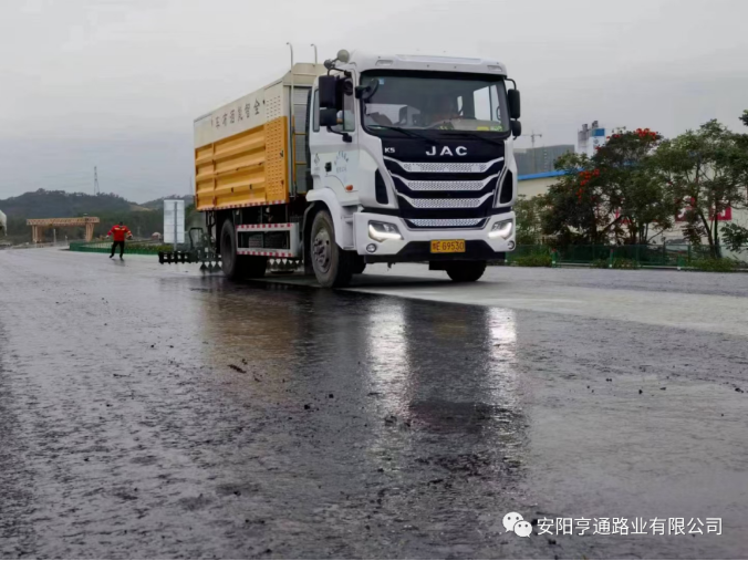 祝賀我司深汕西項(xiàng)目透層、封層試驗(yàn)段圓 滿成功
